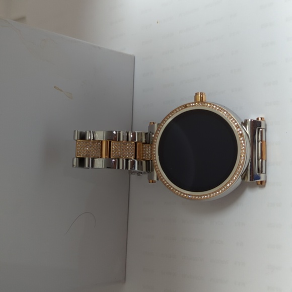 New & Authentic Michael Kors Smart watch Rose Gold/Silver - Picture 8 of 15